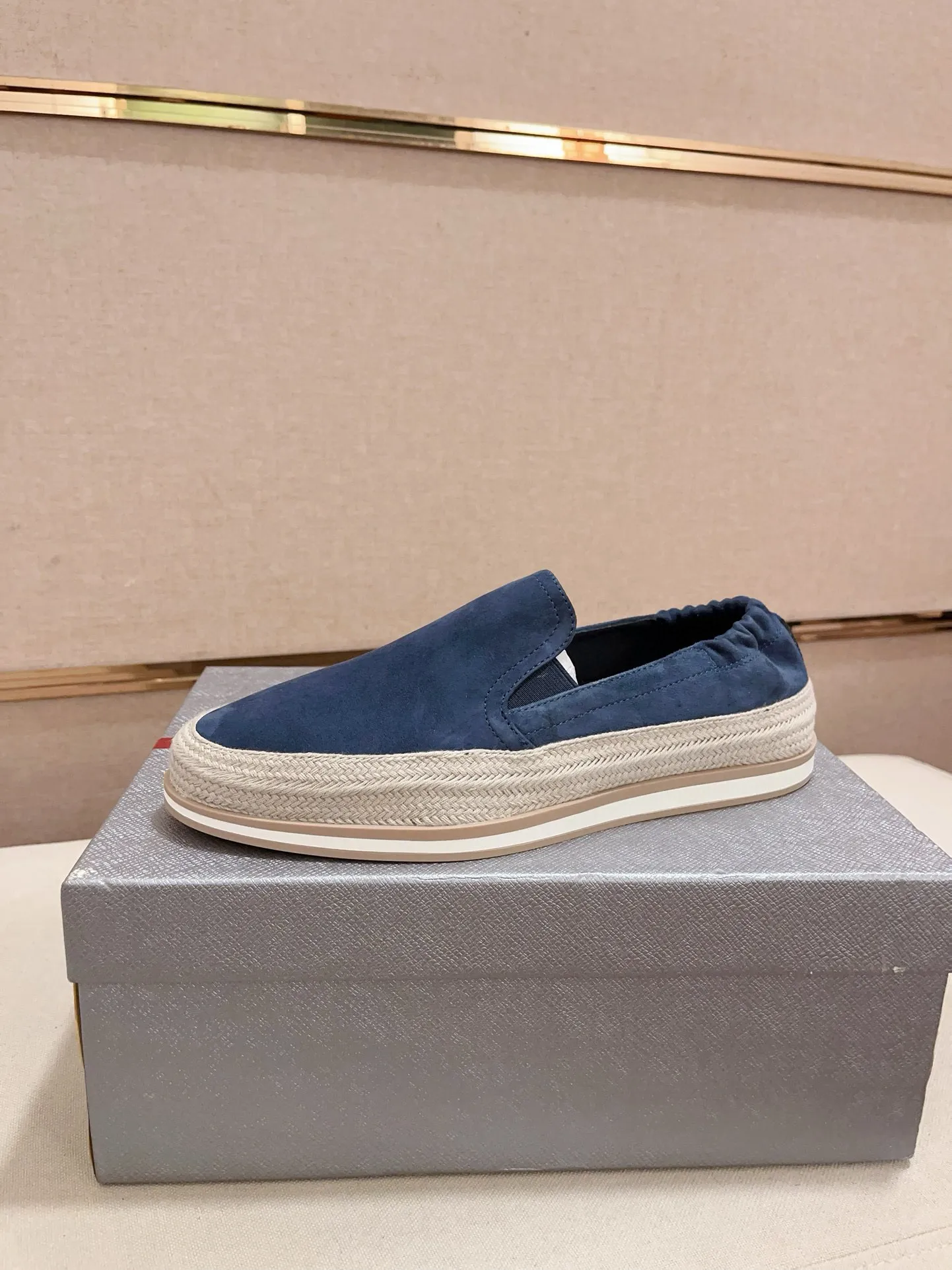 Men's shoes 💰 540💰 ✔️✔️✔️Higher version High-quality new PRADA (Prada) counters are launched at the same time. The new men's shoes and 😘 fabrics are made of high-tech glue-making technology. Lining: Full cowhide lining. 👍🏿 High-end ☄️ air-cushion molded anti-slip rubber outsole, exquisite lines, simple and elegant, comfortable and high-end for leisure travel. Code number: 38 to 45